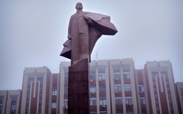 Estatua de Lenin enfrente do Soviet Supremo (Parlamento) de Transnistria.